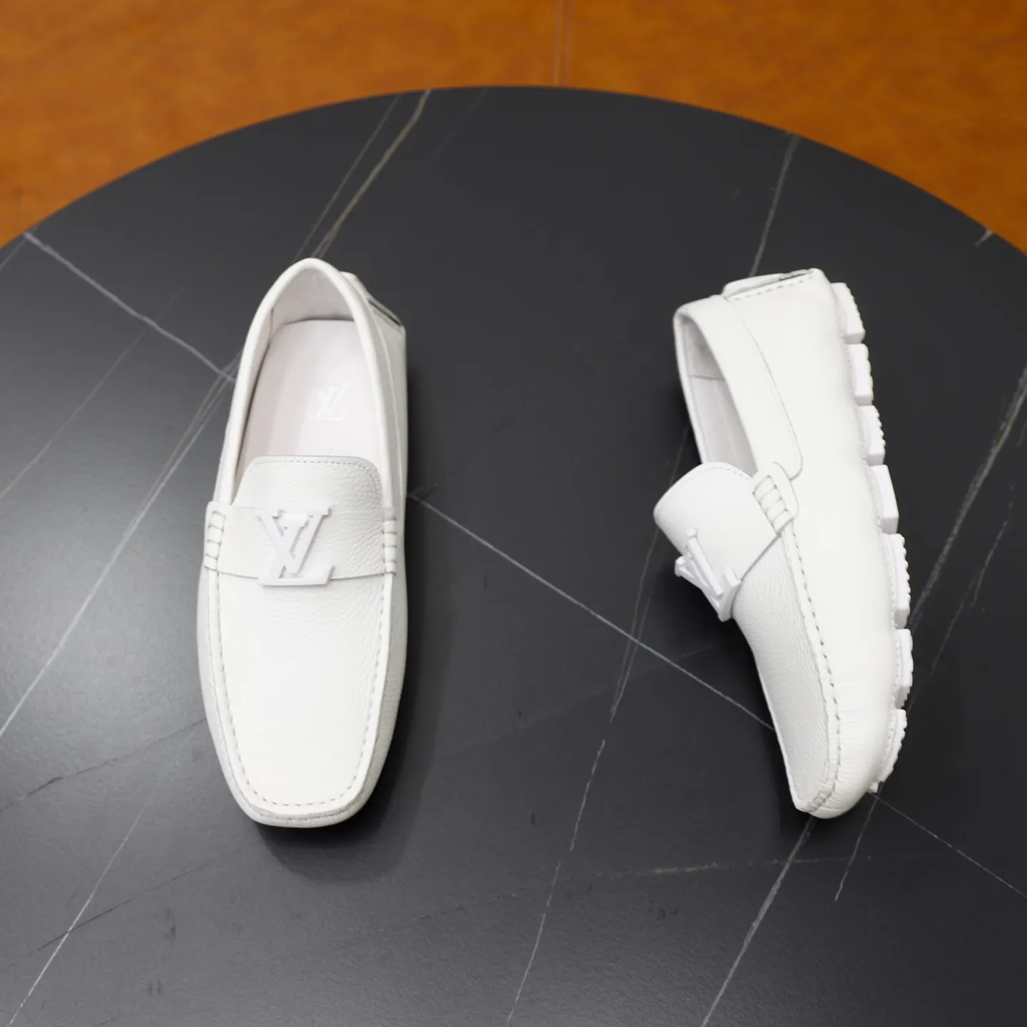 Ex-factory price: 480💰【LV】Louis Vuitton ⚠️High-end men’s driving and pedal series ⚠️38-44 (customized for 45) ⚠️All original cowhide leather! Thick and soft! Made entirely of calfskin lining! Rubber sheet anti-slip beanie sole! Three-dimensional package technology! Fashionable and classic! Handicrafts! Original high quality! Feel free to compare!